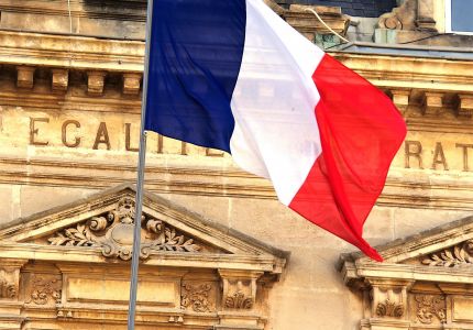 Drapeaux français sur une mairie