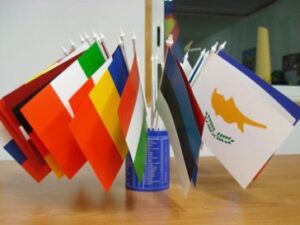 Jeu de 28 drapeaux de table en  plastiques des pays de l'Union Européenne