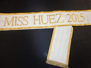 Echarpe de Miss Brodée