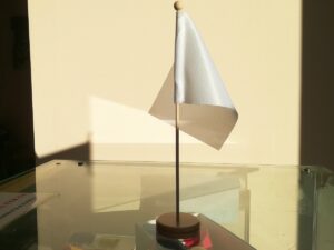 Drapeau de table Ile Maurice socle bois