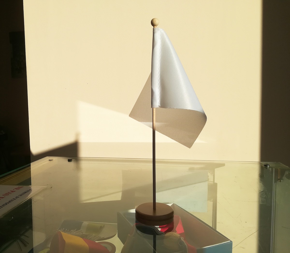 Drapeau de table Ile Maurice socle bois